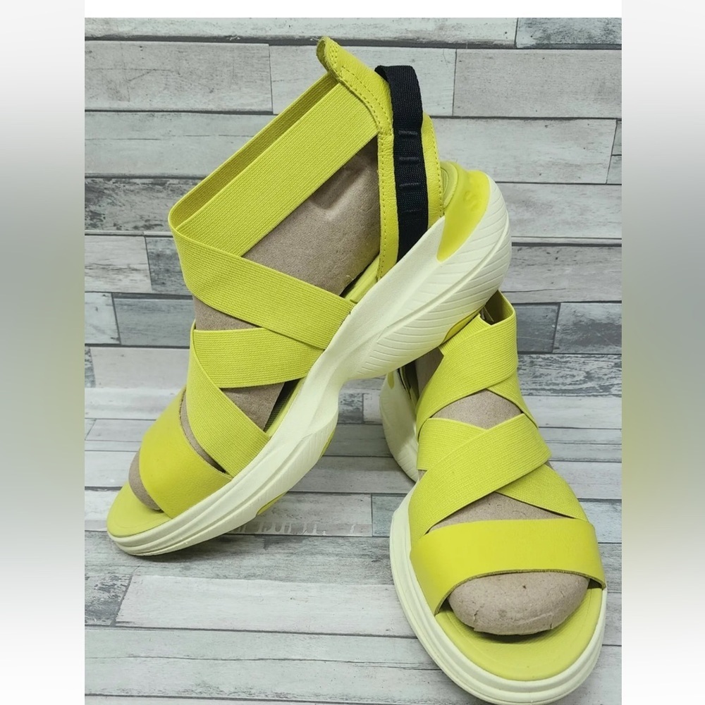 Sorel explorer blitz multi strap neon yellow black  sandals 9 9.5 shoe pull on